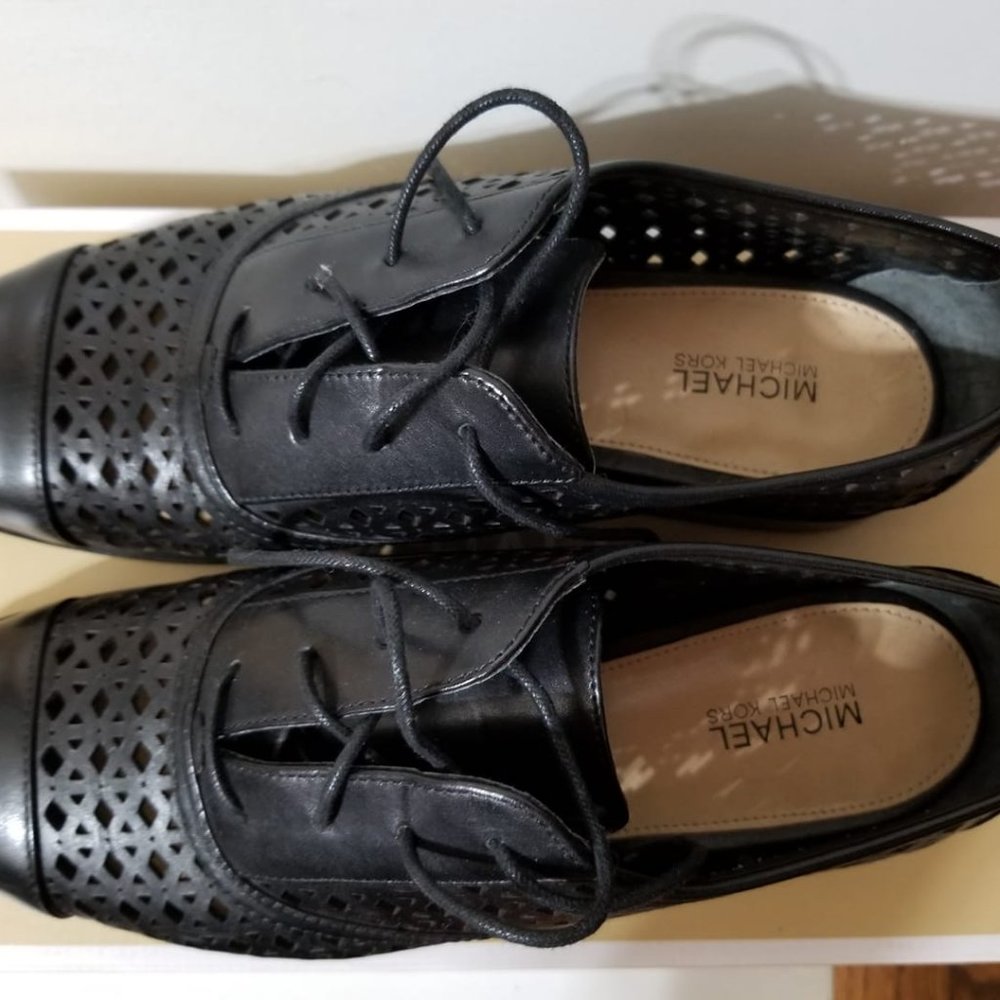 MICHAEL KORS -LACE BLACK LEATHER SHOES SIZE 7 (Flats & Loafers) - Picture 4 of 7